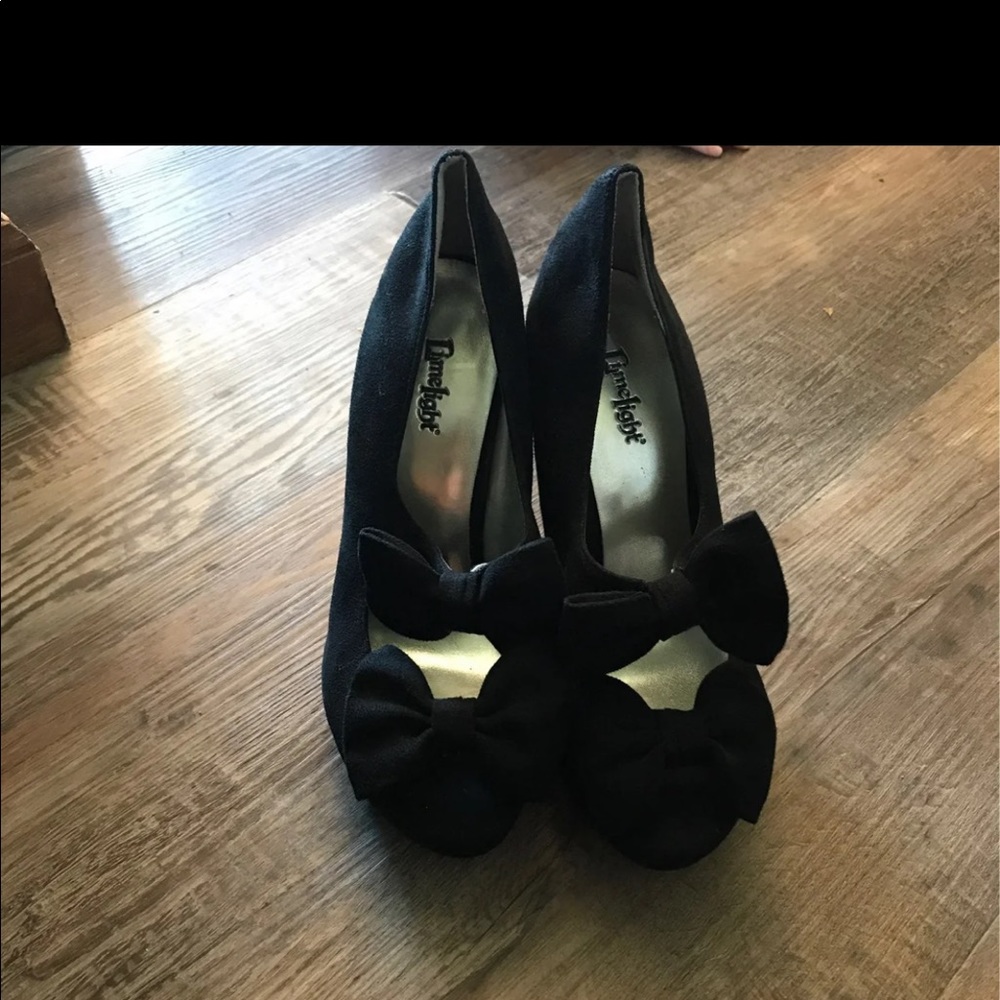 Black bow heels